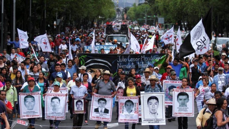 Padres y madres de los 43 mantienen plantón en el Zócalo de Ciudad de México