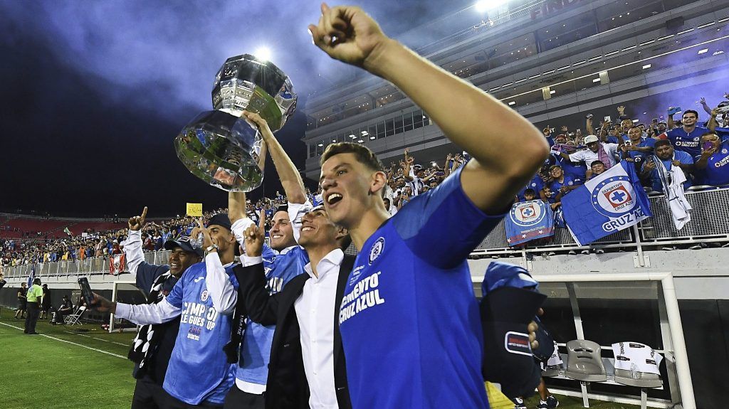 Filtra patrocinador playera del Cruz Azul.