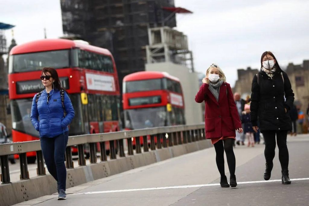 Decretan en Inglaterra confinamiento nacional