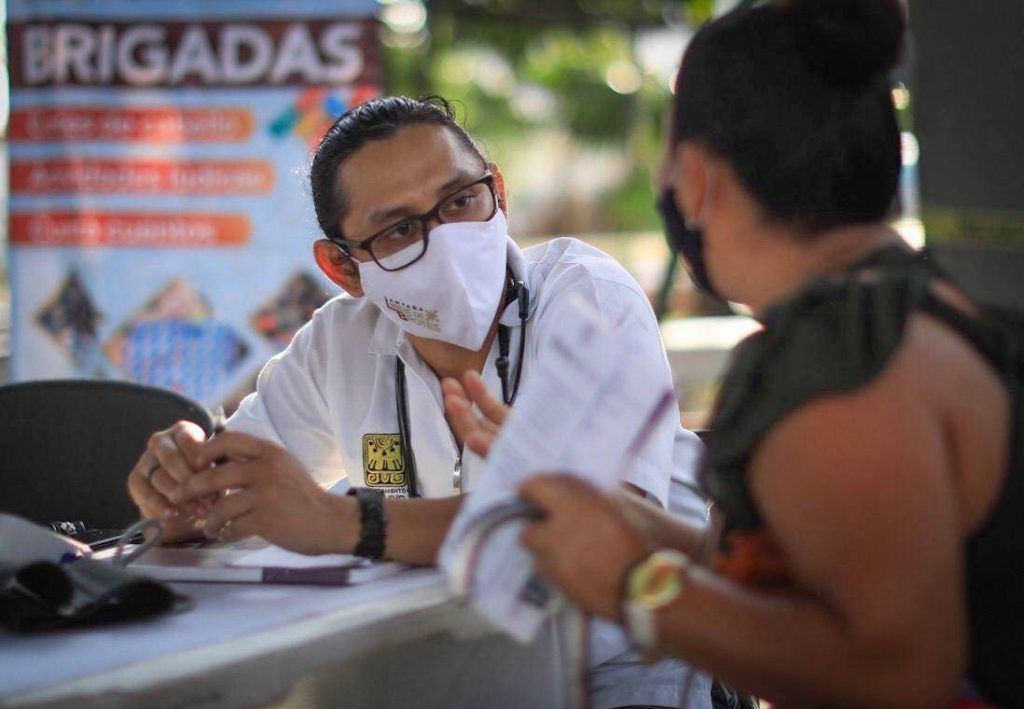 Inició en Solidaridad vacunación a personal médico