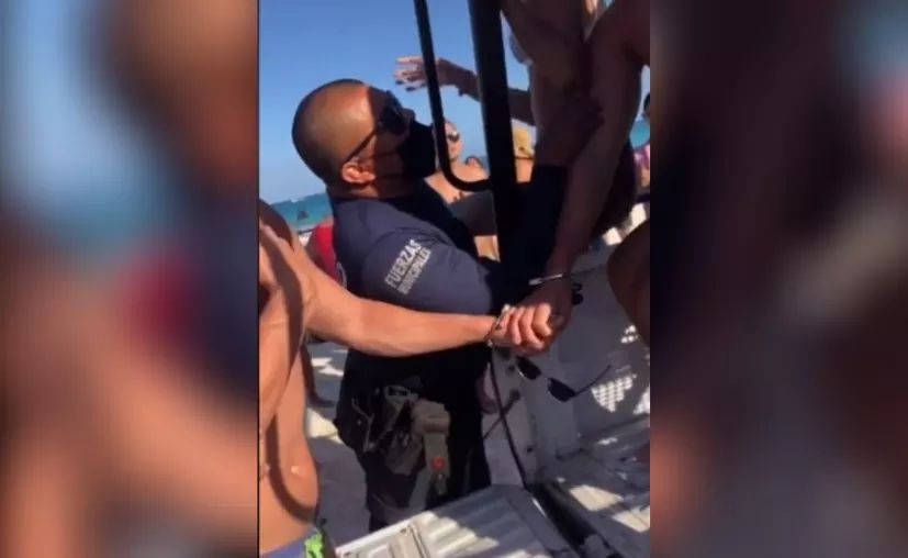 Policía de Tulum detiene a pareja gay por besarse en público