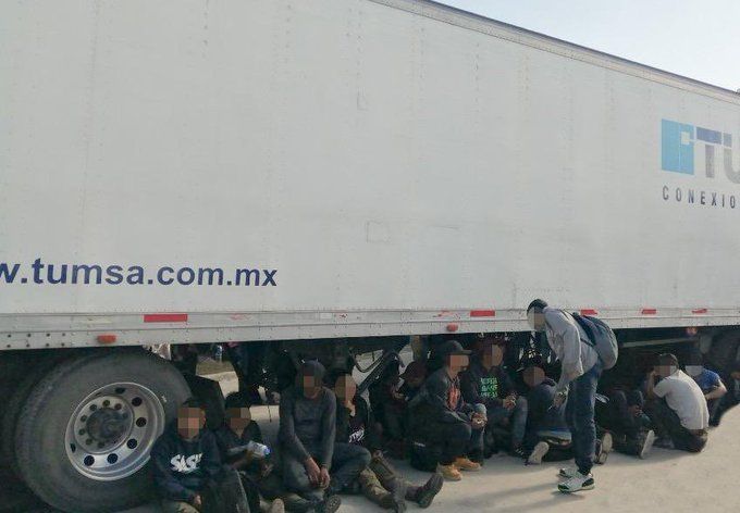 Rescatan a migrantes de un tráiler en Veracruz