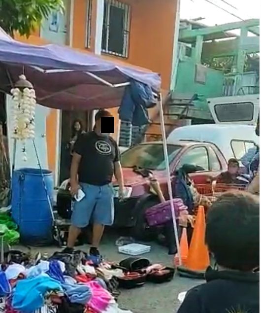 Mujer encuentra a la venta sus pertenencias en tianguis de la Colosio