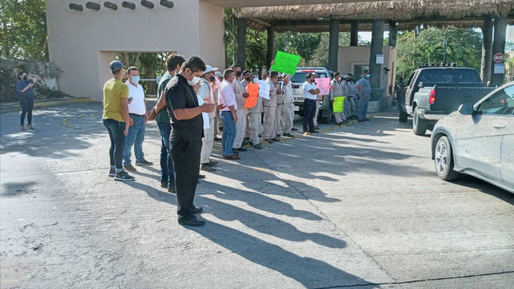 Cierran paso trabajadores de Puerto Aventuras cada 15 minutos