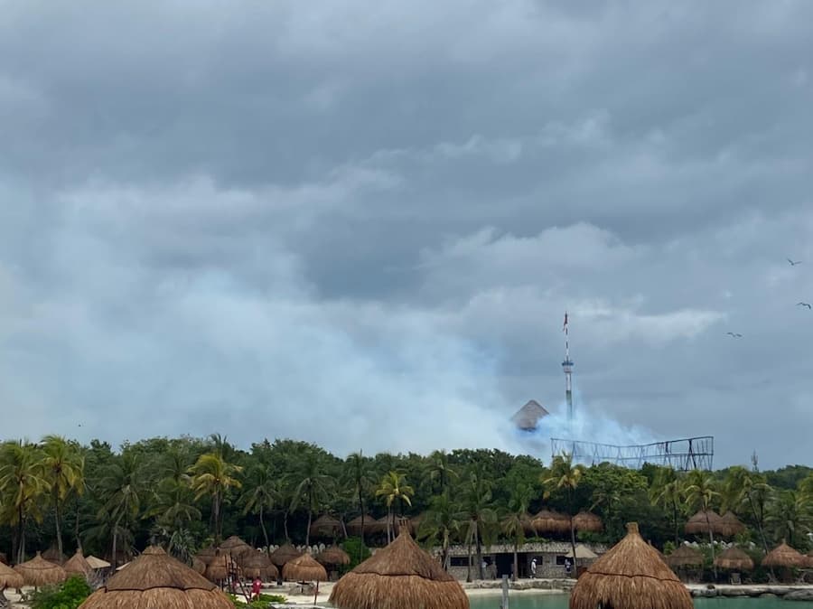 Provoca caída de rayo incendio de restaurante en Xcaret