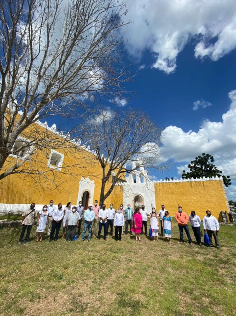 Restauran templo en Tihosuco