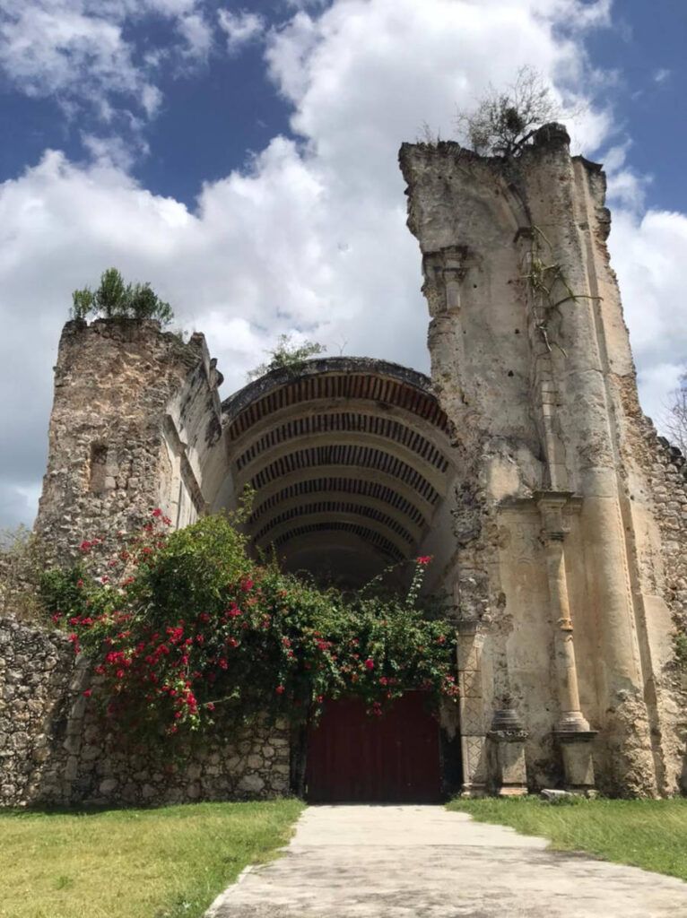 Restauran templo en Tihosuco