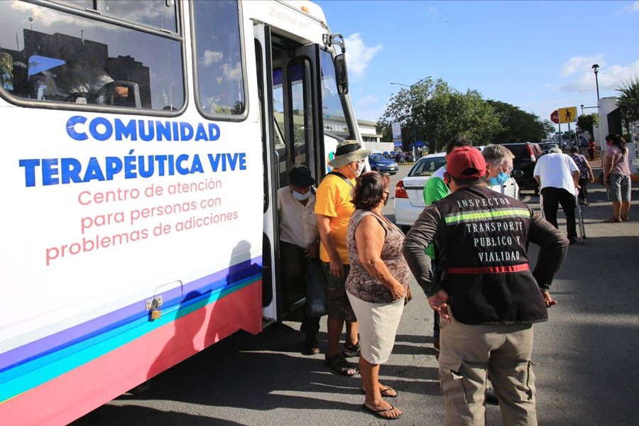 Municipio asiste a adultos mayores en vacunación