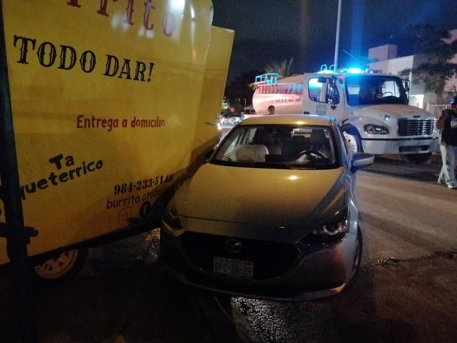 Se lleva el Mazda de corbata a don burrito en Los Olivos