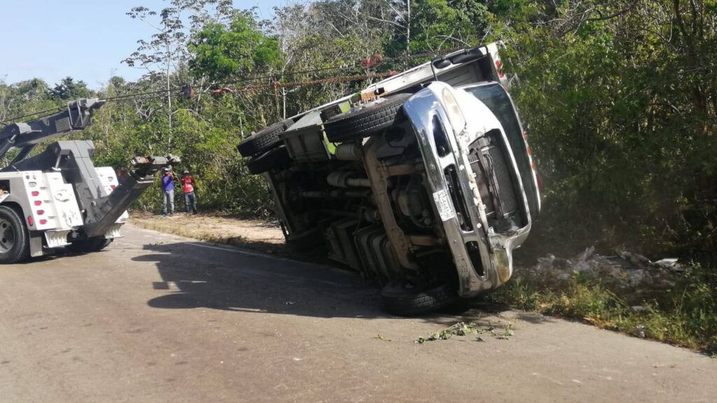 Vuelca camión de basura de Playacar