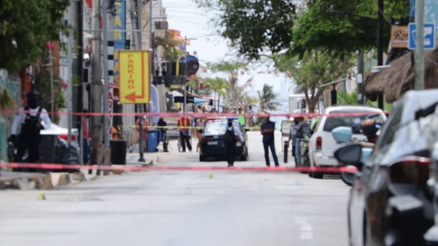 Disparan asaltantes a policías en zona turística de Playa del Carmen y son detenidos