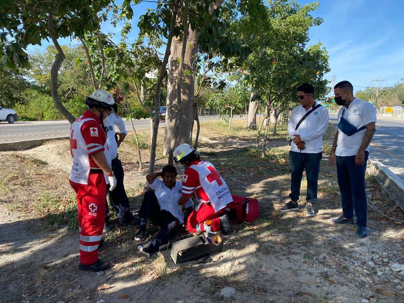 Choque y voladura deja dos heridos en Playa del Carmen