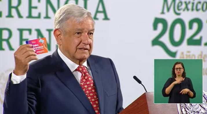 INE cambió su postura frente a entrega de tarjetas: AMLO