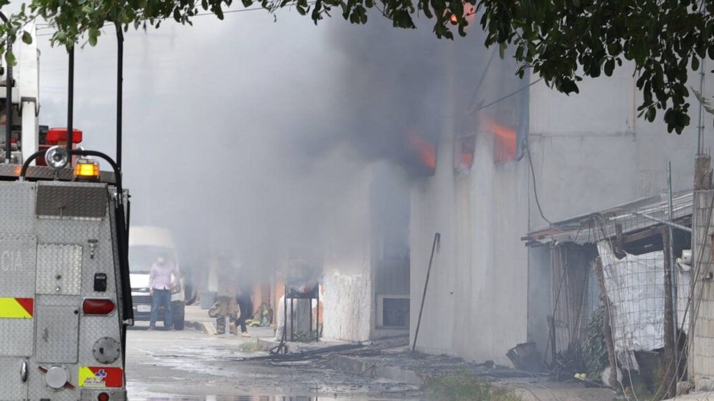 Arde bodega de colchones en la colonia Ejidal