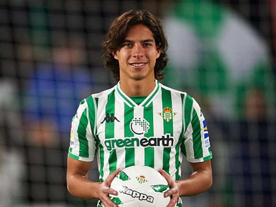 Celebra Diego Lainez futbolista del Real Betis 21 años de vida