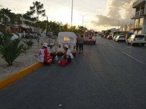 Conductora colisiona al pasarse el alto