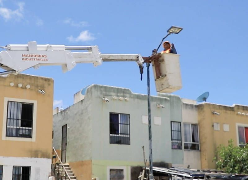 Gobierno de Solidaridad moderniza luminarias en Villas del Sol con tecnología LED