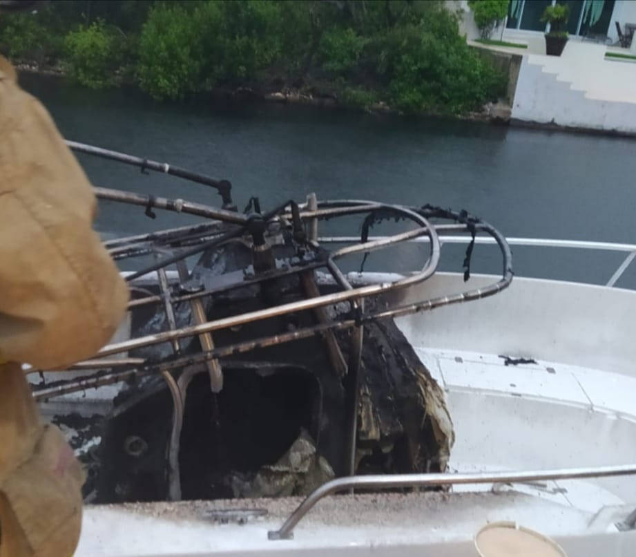 Se incendia yate en Puerto Aventuras