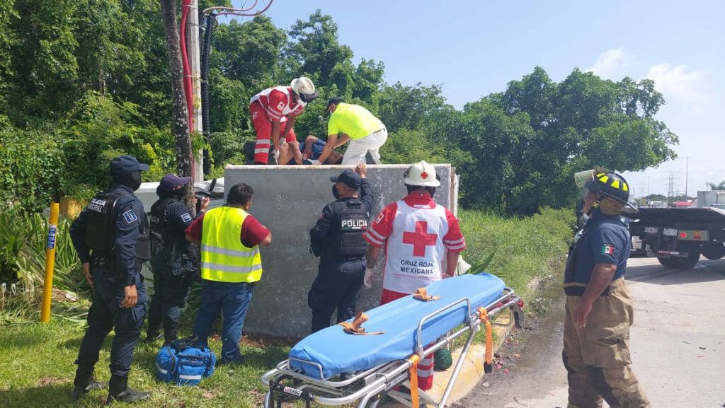 Vuelca camioneta en la carretera federal 307