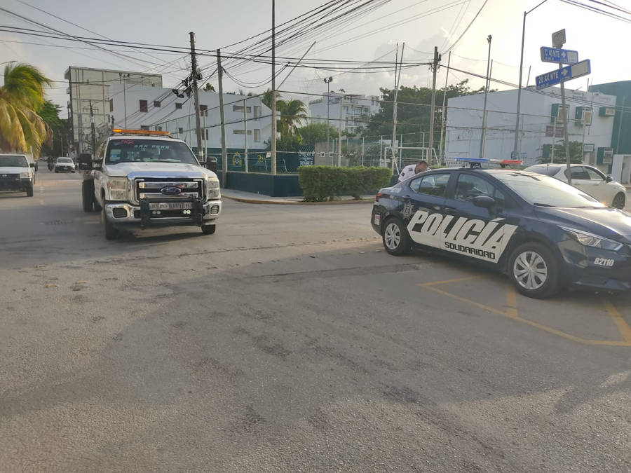 Aparatoso percance por no respetar un alto en la Colonia Zazil-Ha