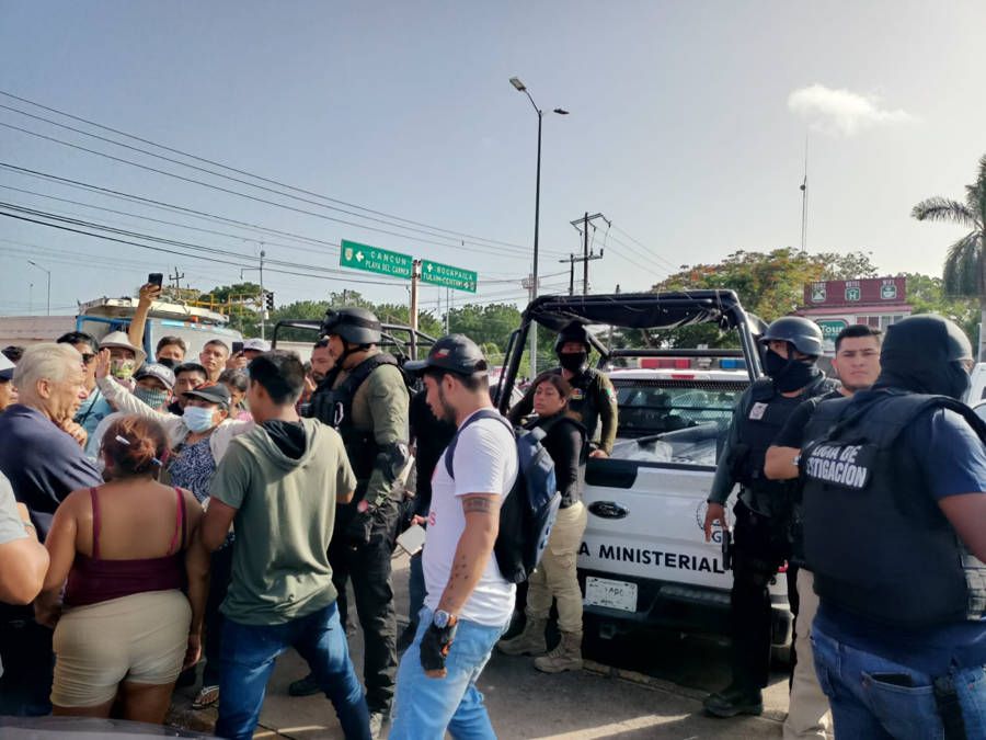 Liberan granaderos y autoridades carriles  de la carretera en Tulum