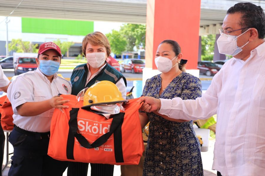 Entrega Laura Beristain a los bomberos nuevas unidades y equipos de protección