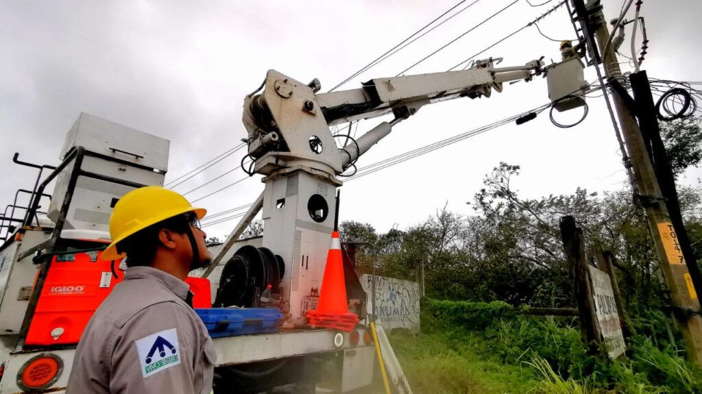 Restablece CFE el suministro eléctrico al 49% de los usuarios afectados en Campeche, Quintana ROO y Yucatán