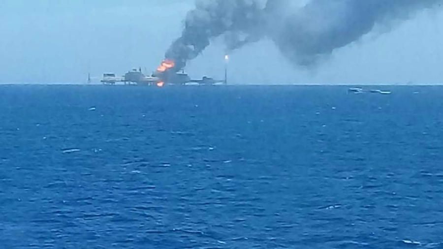 Controla PEMEX incendio en plataforma E-Ku-A2