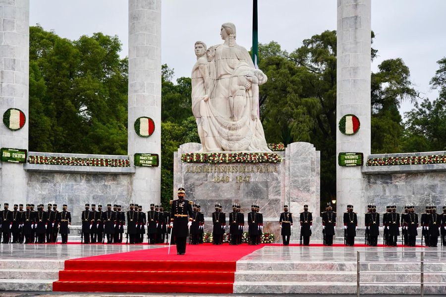 Rinde AMLO homenaje a los niños héroes.
