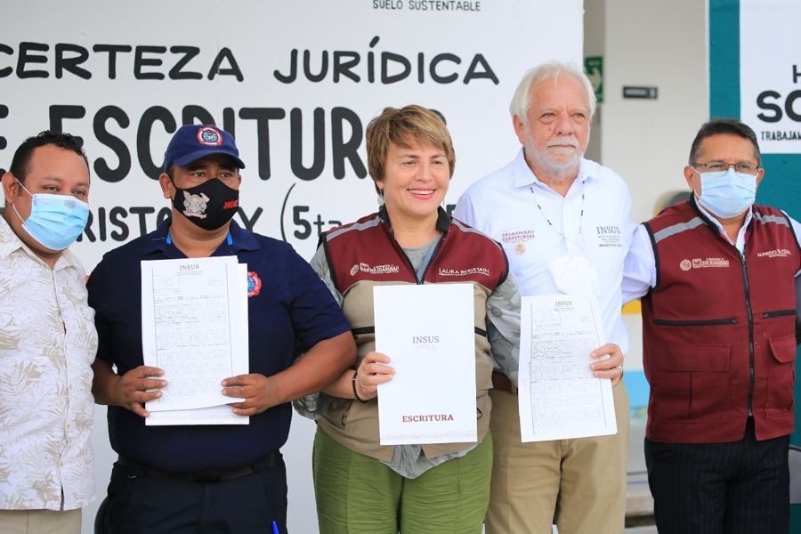 Laura Beristain cumple con entrega de escrituras a familias de Cristo Rey