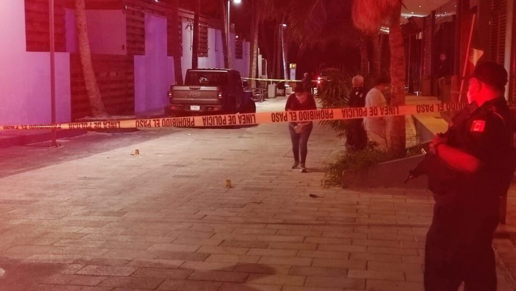 Sujetos disparan a un hombre frente a cientos de turistas