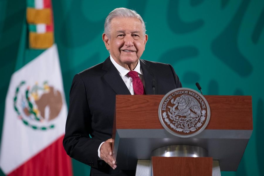 Entrega AMLO reconocimiento al Mérito Médico 2021