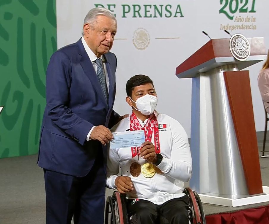 Entrega AMLO apoyos a atletas de Tokyo 2020