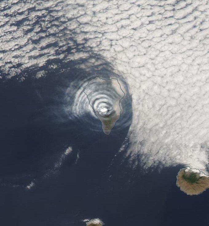 Capta satélite de la NASA nubes extrañas sobre volcán en España