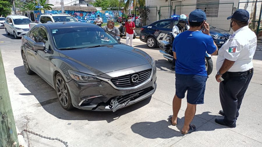 Se asoma de golpe y se le impacta una moto