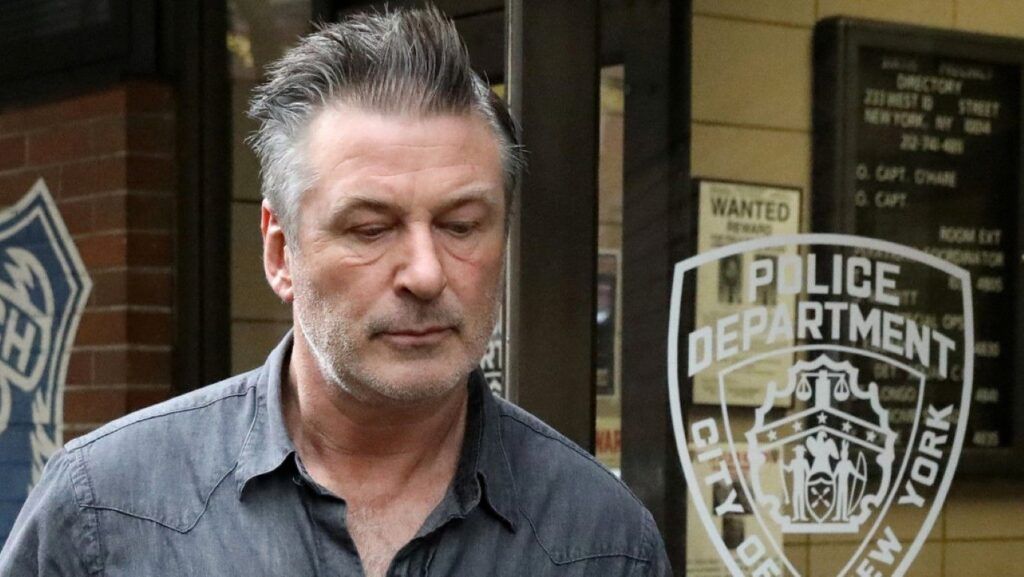 Por accidente Alec Baldwin dispara a directora de fotografía