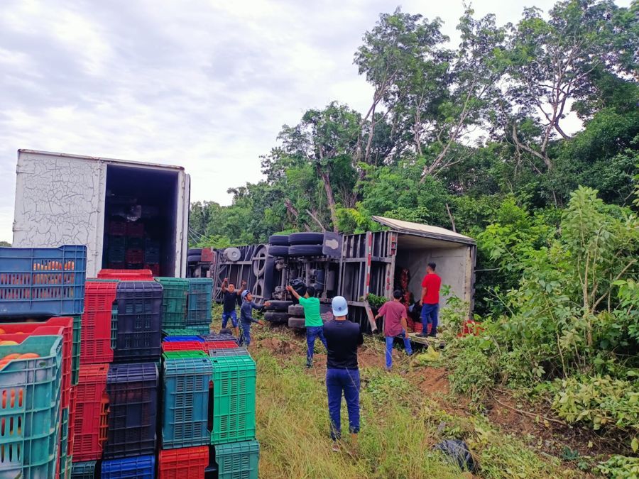 Vuelca tráiler con fruta en el tramo Puerto Aventuras-Playa del Carmen