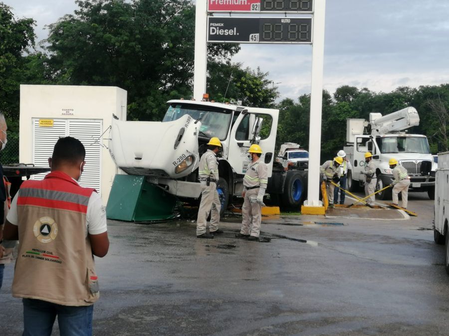 Choca tráiler contra registro de CFE y atropella a ciclista