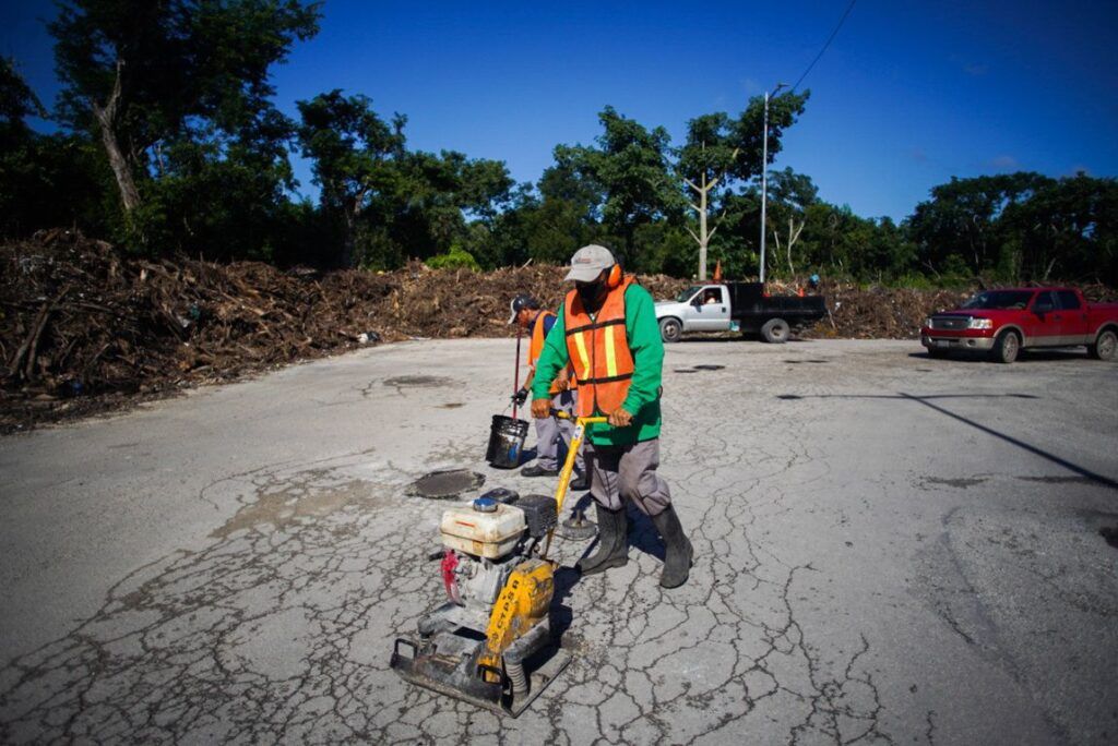 En Cozumel realizan bacheo de calles afectadas por lluvias