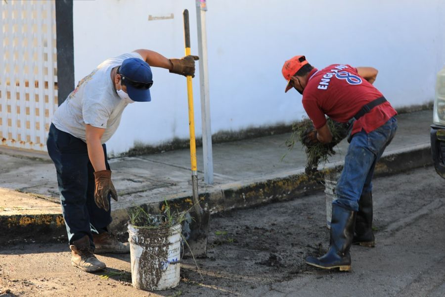 Municipio atiende y previene inundaciones con limpieza de pozos