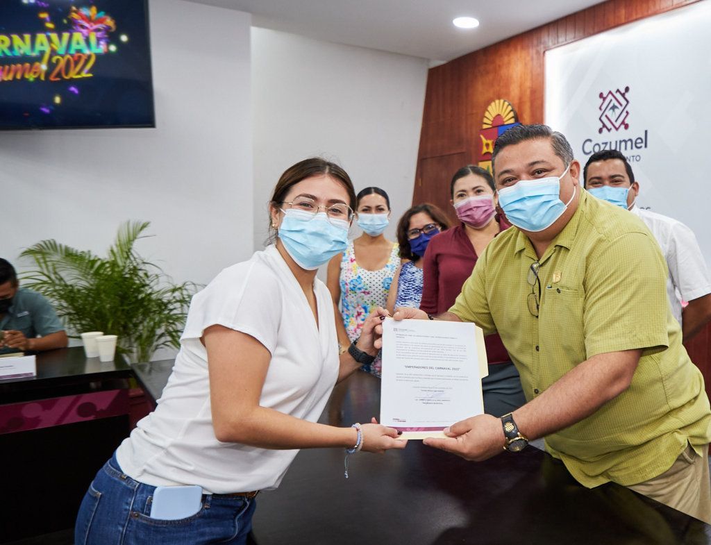 Ayuntamiento de Cozumel entrega constancias a candidatos a reyes de Carnaval 2022