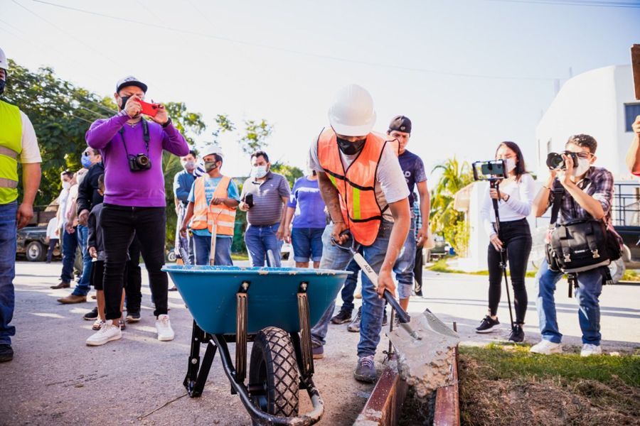 Continúan obras de mejoramiento urbano en Tulum