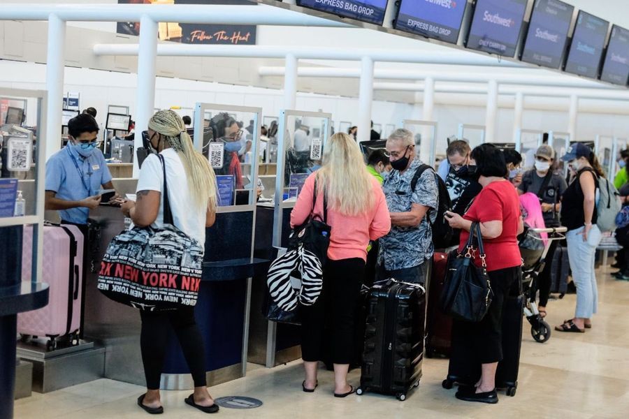 Reciben autoridades nuevo vuelo Ámsterdam-Cancún.
