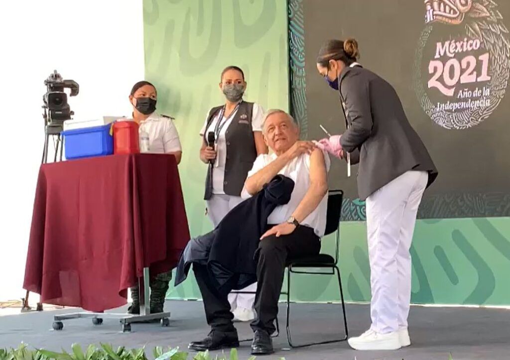 Recibe AMLO refuerzo de vacuna durante mañanera