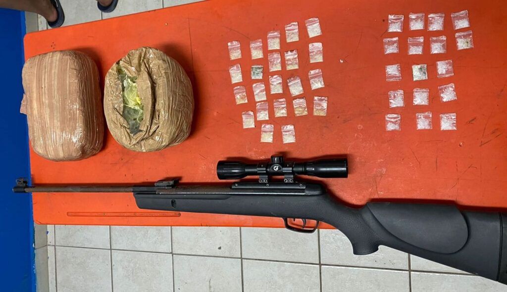 Aseguran a dos en posesión de un rifle