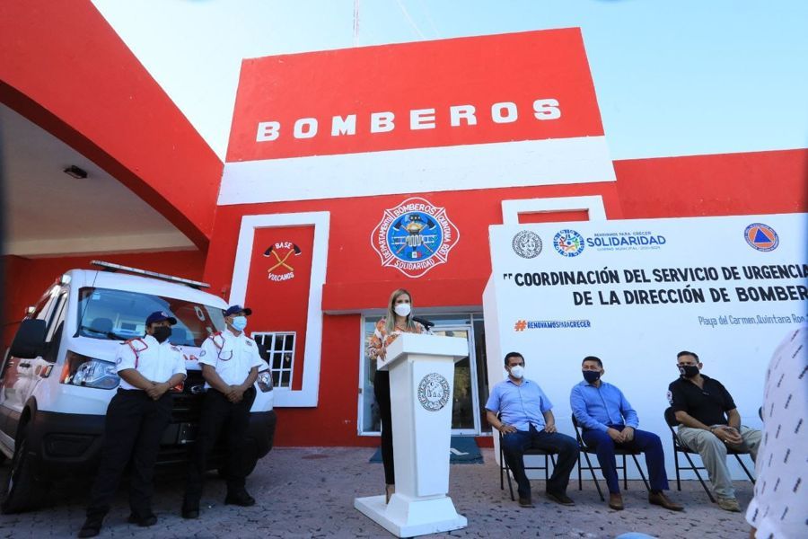 Entregan dos ambulancias a bomberos en Playa del Carmen