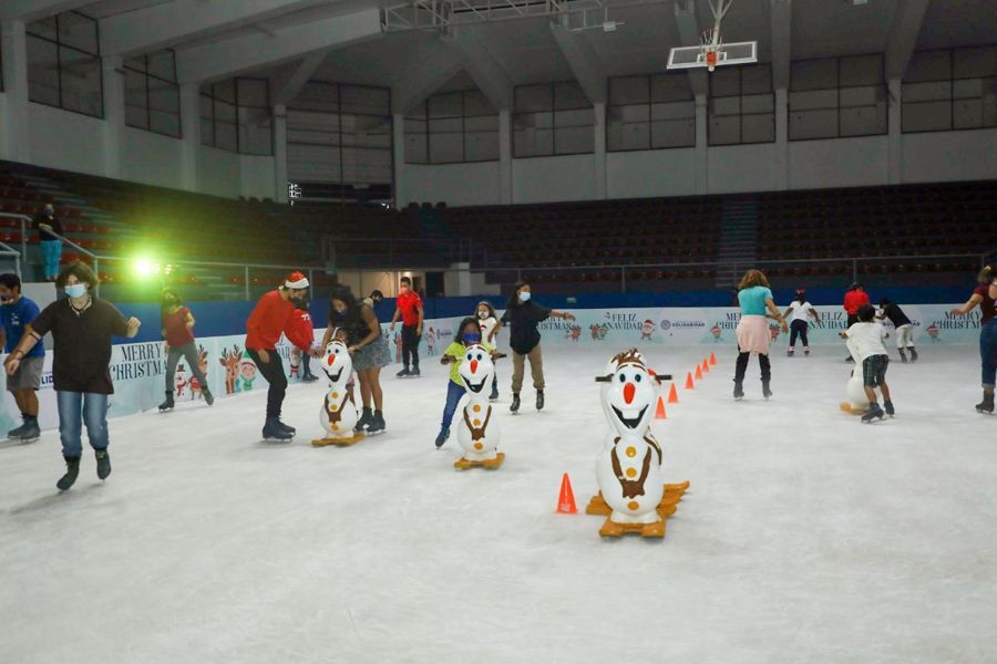 Tiene por primera vez Solidaridad pista de hielo para fiestas decembrinas