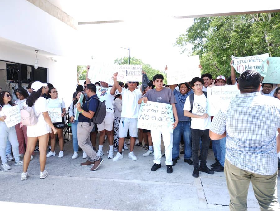 Estudiantes de la Universidad Tecnológica de la Riviera Maya exigen mejoras en el comedor y transparencia en becas