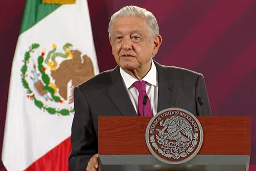 ¿Quién pompó espectacular? AMLO exhorta a actuar de manera responsable