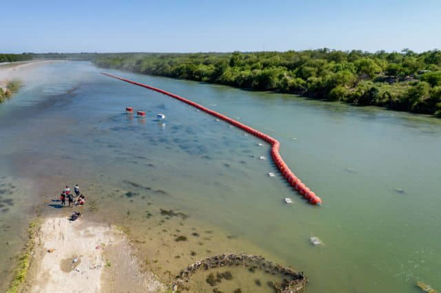 Ordena juez retiro de boyas que impiden paso a migrantes en EEUU